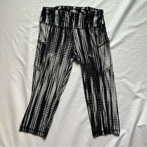 Saucony bullet series Capri leggings women’s med athletic running Black&white